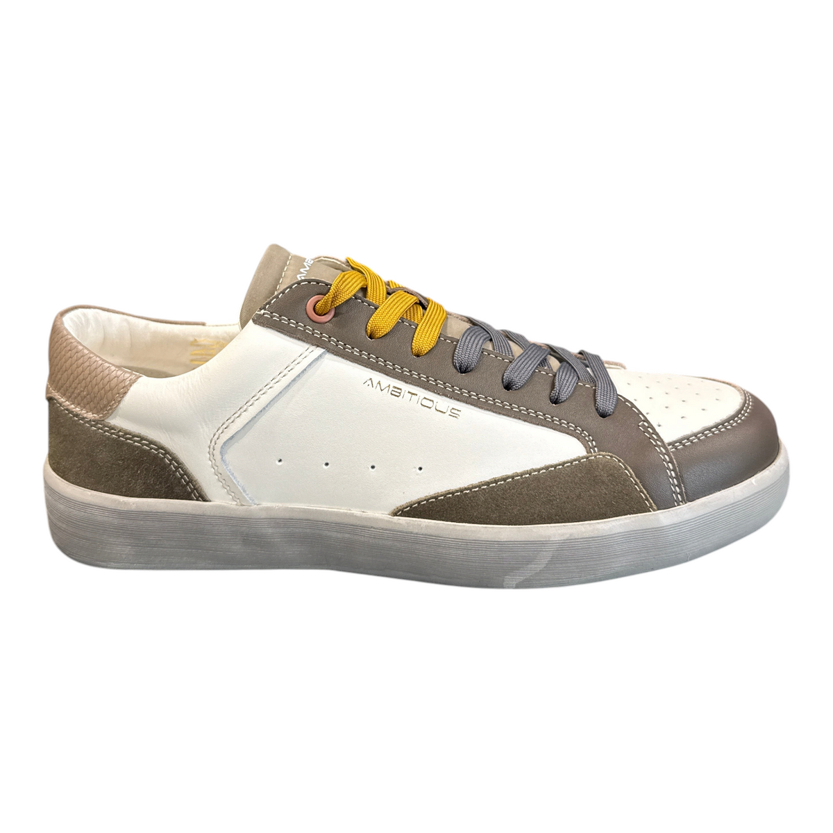 Sneaker da uomo NEED Ambitious in pelle bianca e grigia con lacci gialli e grigi e dettagli traforati
