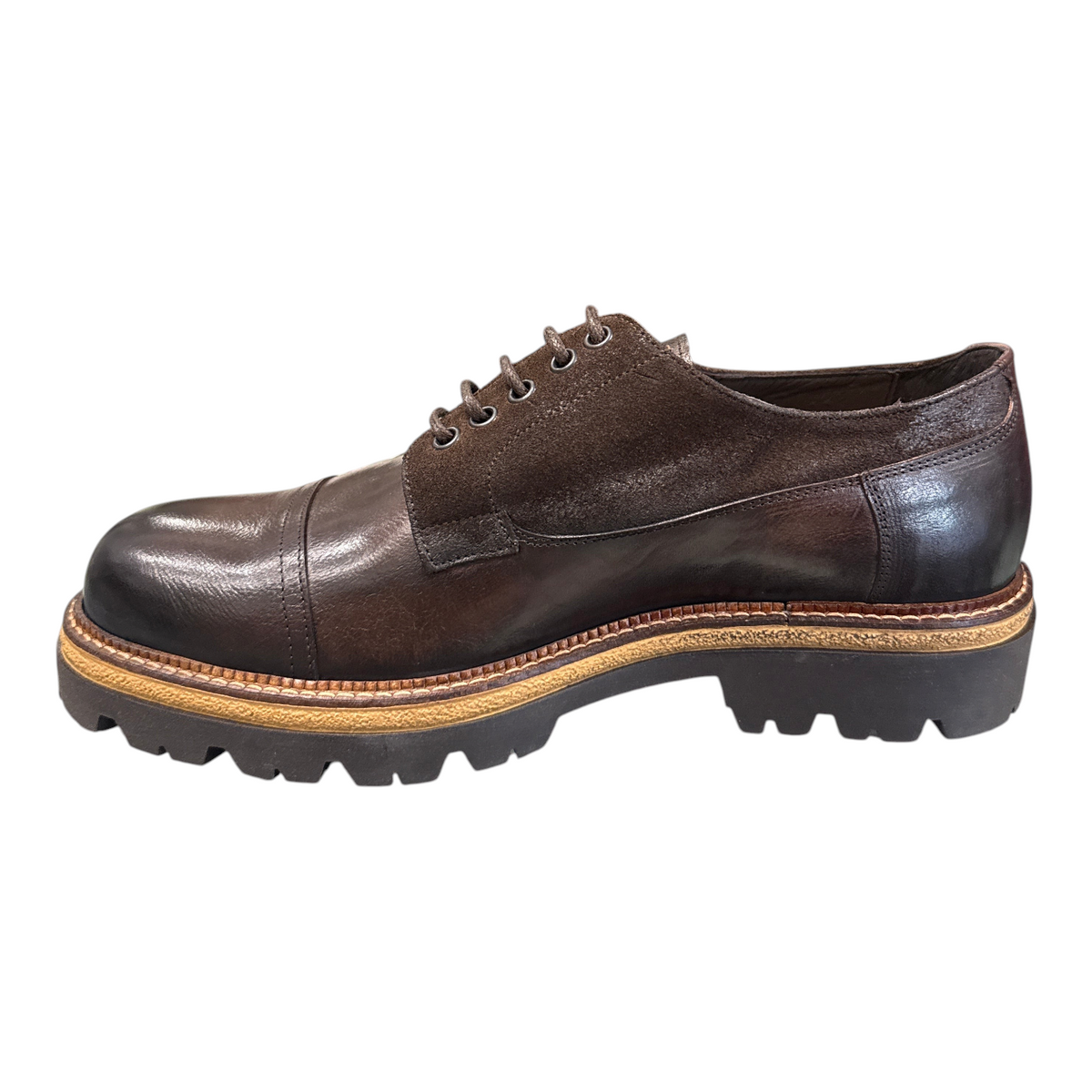 Scarpe stringate da uomo NEED in pelle color castagno con punta rinforzata e suola carrarmato spessa