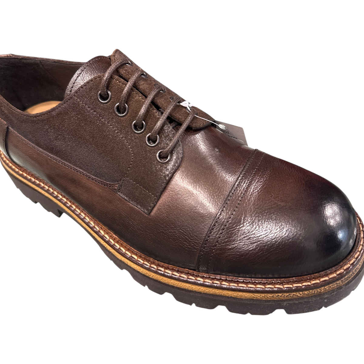 Scarpa stringata uomo NEED in pelle color castagno con punta rinforzata e suola carrarmato
