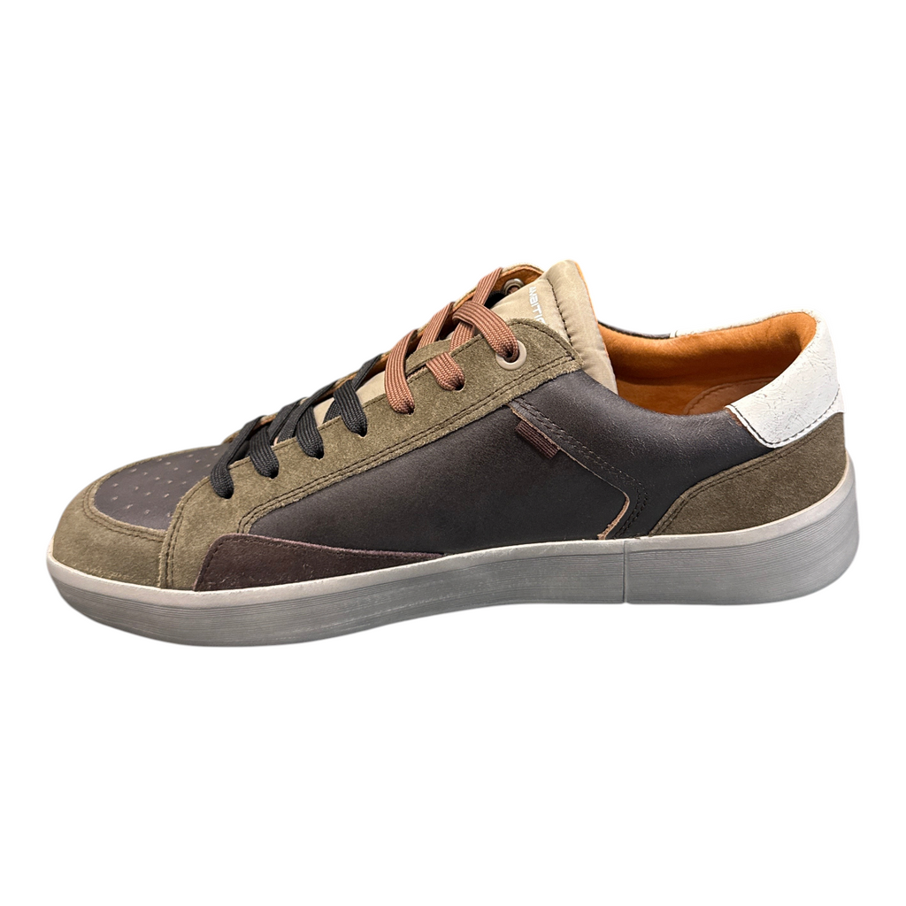 Sneakers da uomo NEED modello 14323A26 in pelle e camoscio color verde oliva e marrone con lacci bicolore