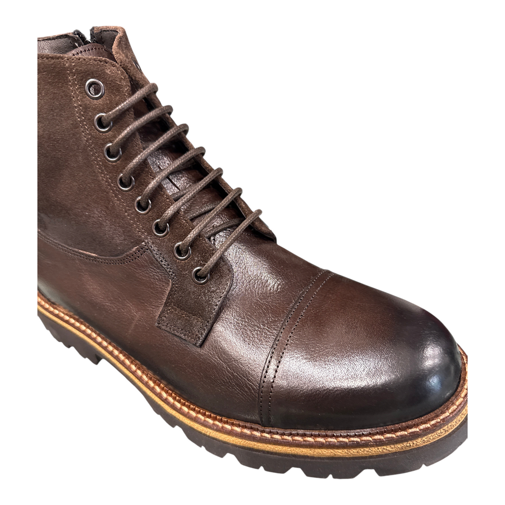 Stivaletto stringato NEED da uomo in pelle color castagno con punta rinforzata e suola carrarmato
