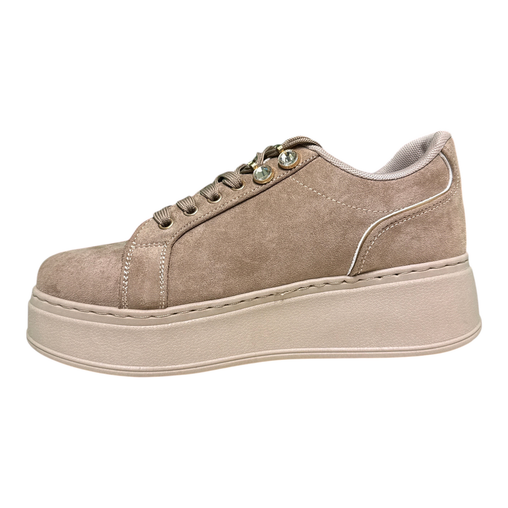 Sneakers Laura Biagiotti da donna in camoscio color tortora con suola platform rialzata e dettagli gioiello