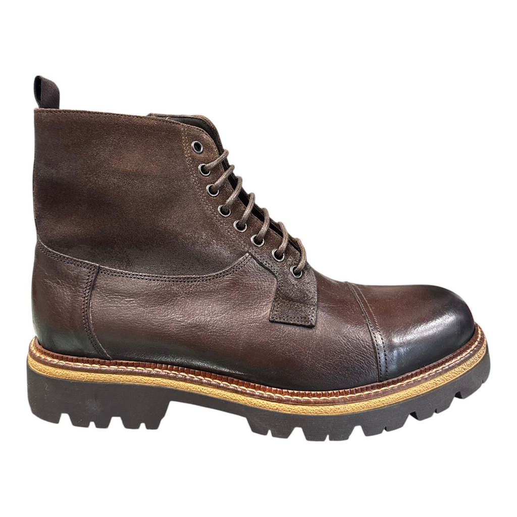 Stivaletto stringato da uomo NEED in pelle color castagno con suola carrarmato robusta e cuciture a contrasto