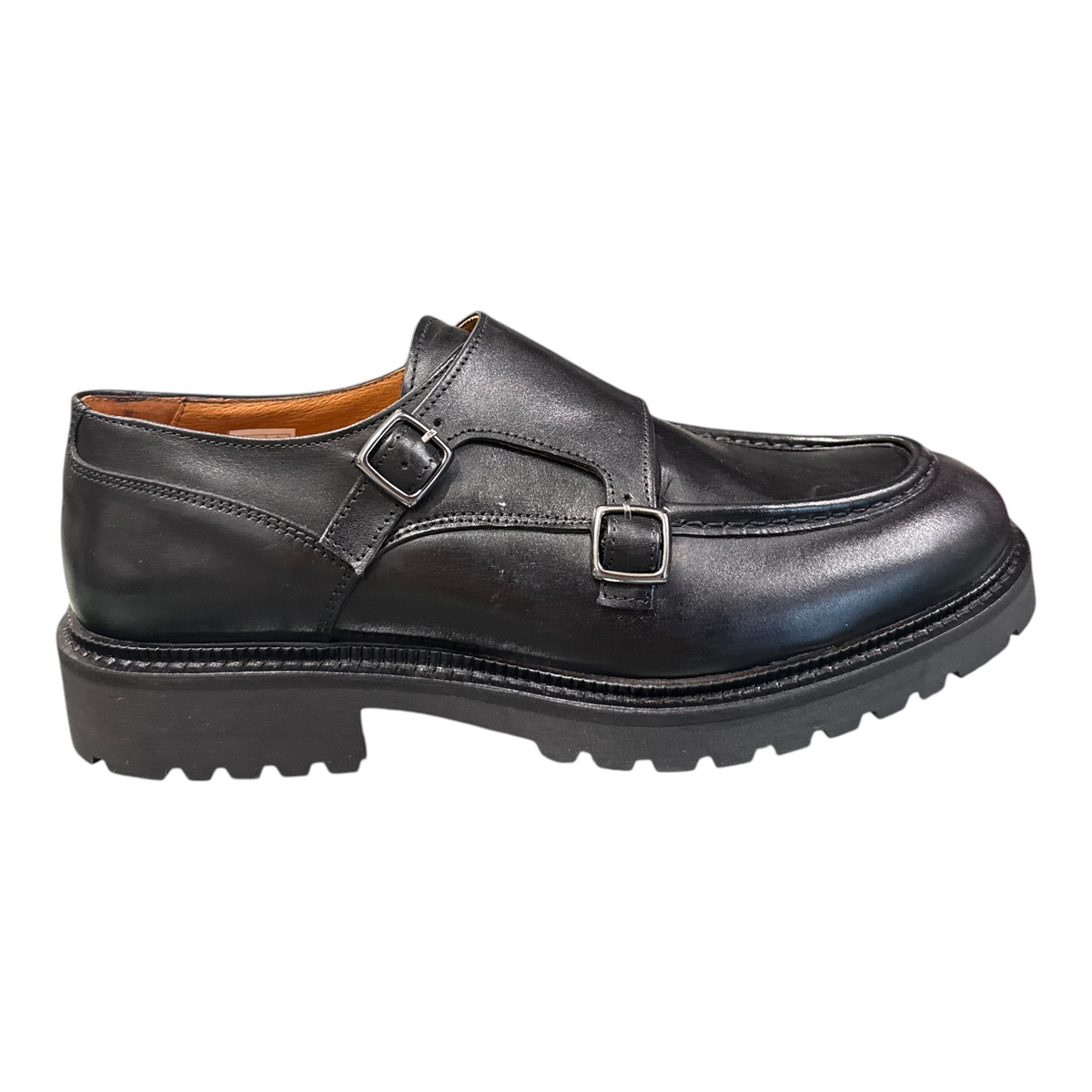 Scarpe uomo NEED modello 687A26 in pelle nera con doppia fibbia e suola carrarmato