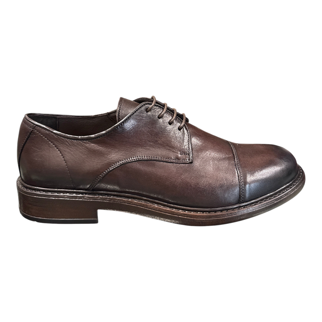 Scarpa stringata da uomo NEED in pelle color castagno con punta arrotondata e suola classica