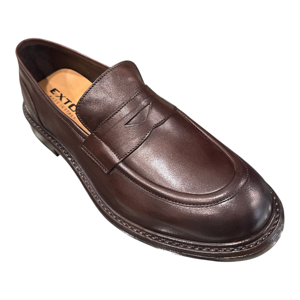 Mocassino da uomo Exton in pelle color castagno con cuciture a vista e design classico made in Italy
