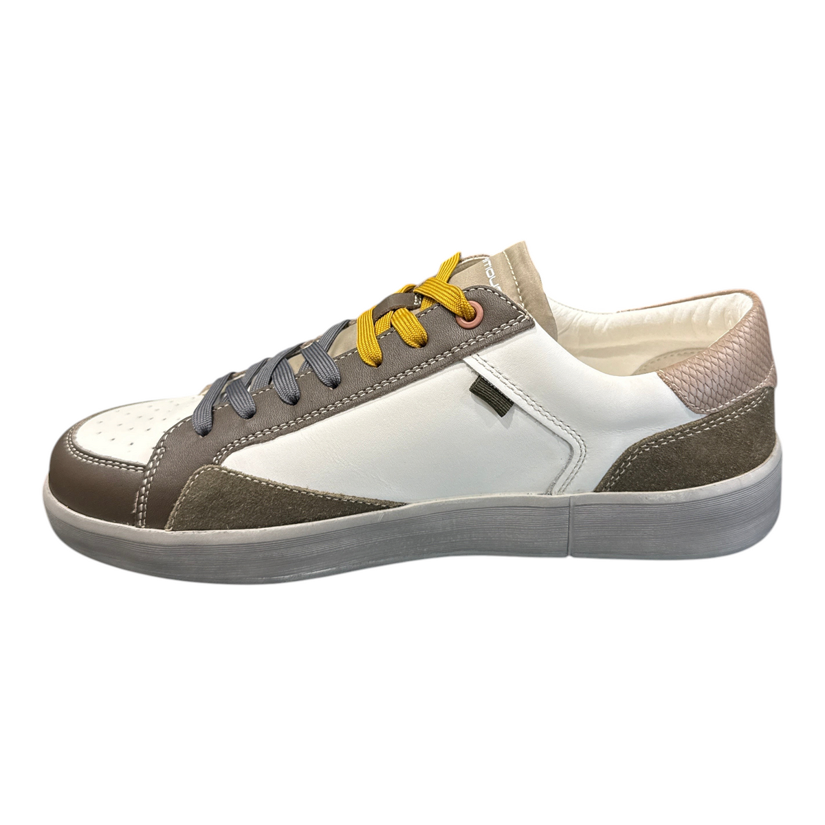 Sneakers da uomo Ambitious in pelle bianca e camoscio grigio con lacci gialli e grigi, design casual moderno