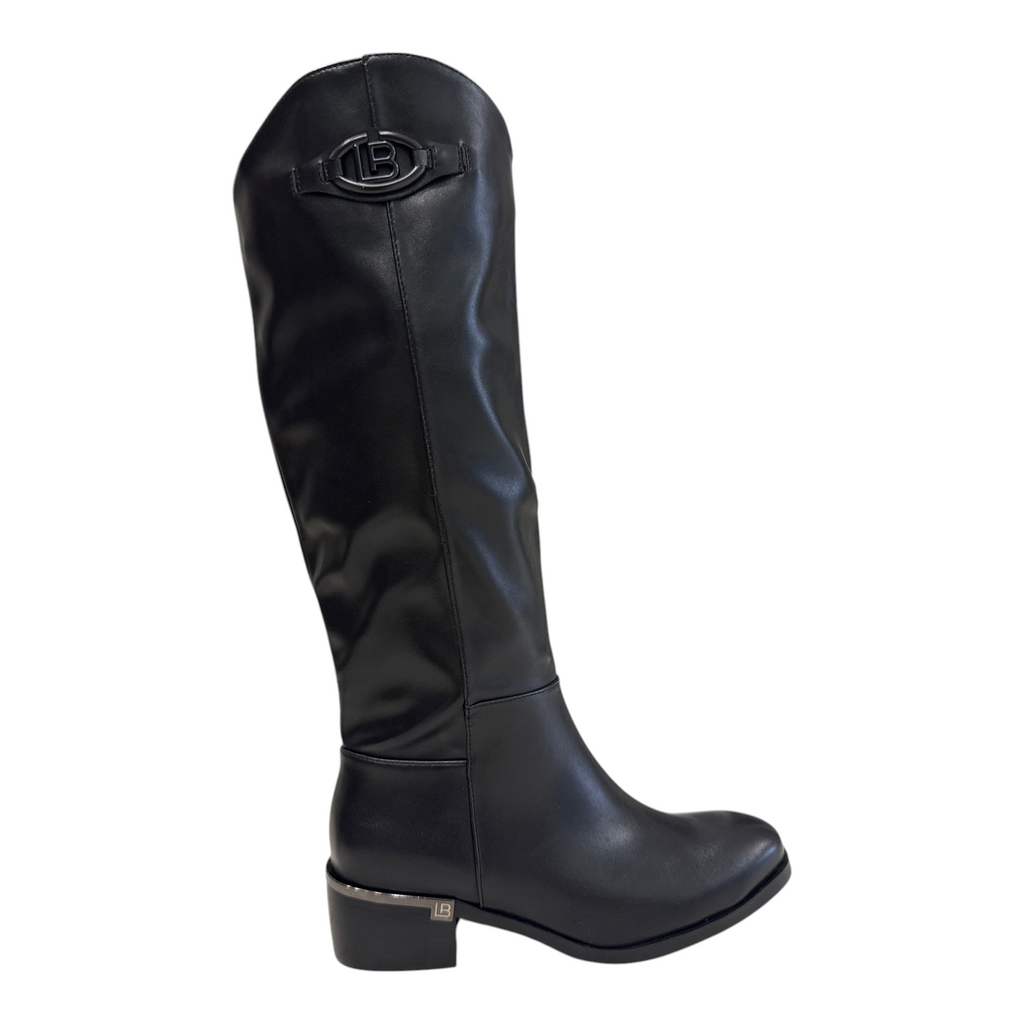 Stivale alto nero NEED Laura Biagiotti con logo metallico e tacco basso in un negozio di scarpe