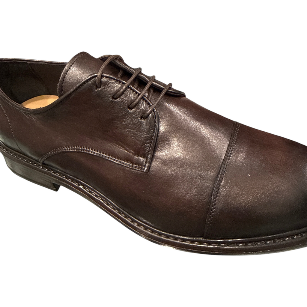 Scarpa stringata da uomo NEED in pelle morbida color castagno con punta arrotondata e cuciture eleganti