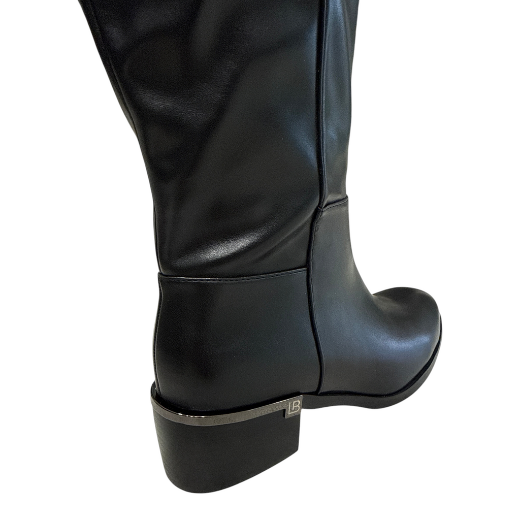 Stivale alto Laura Biagiotti da donna in ecopelle nera con tacco largo e dettaglio metallico con logo LB