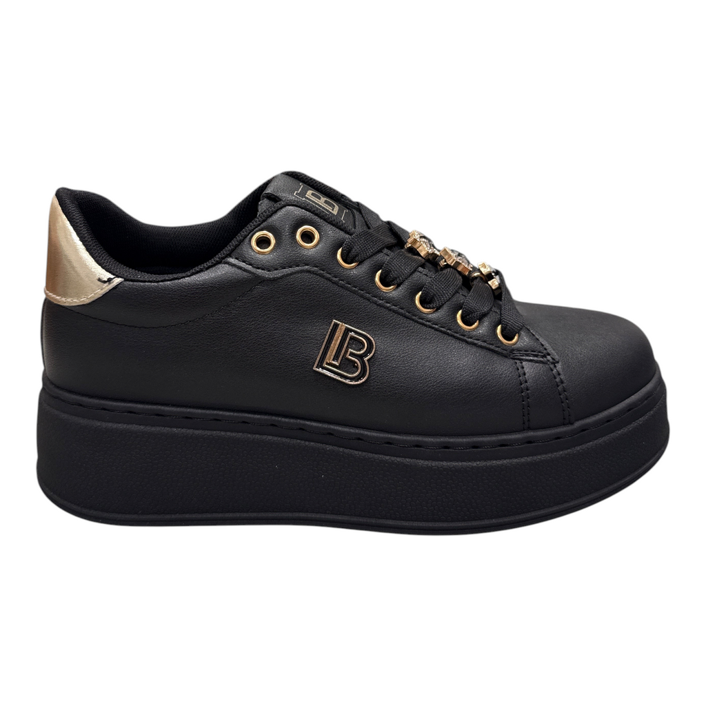 Sneakers NEED Laura Biagiotti nere con suola platform, dettagli oro e logo laterale in un negozio di calzature