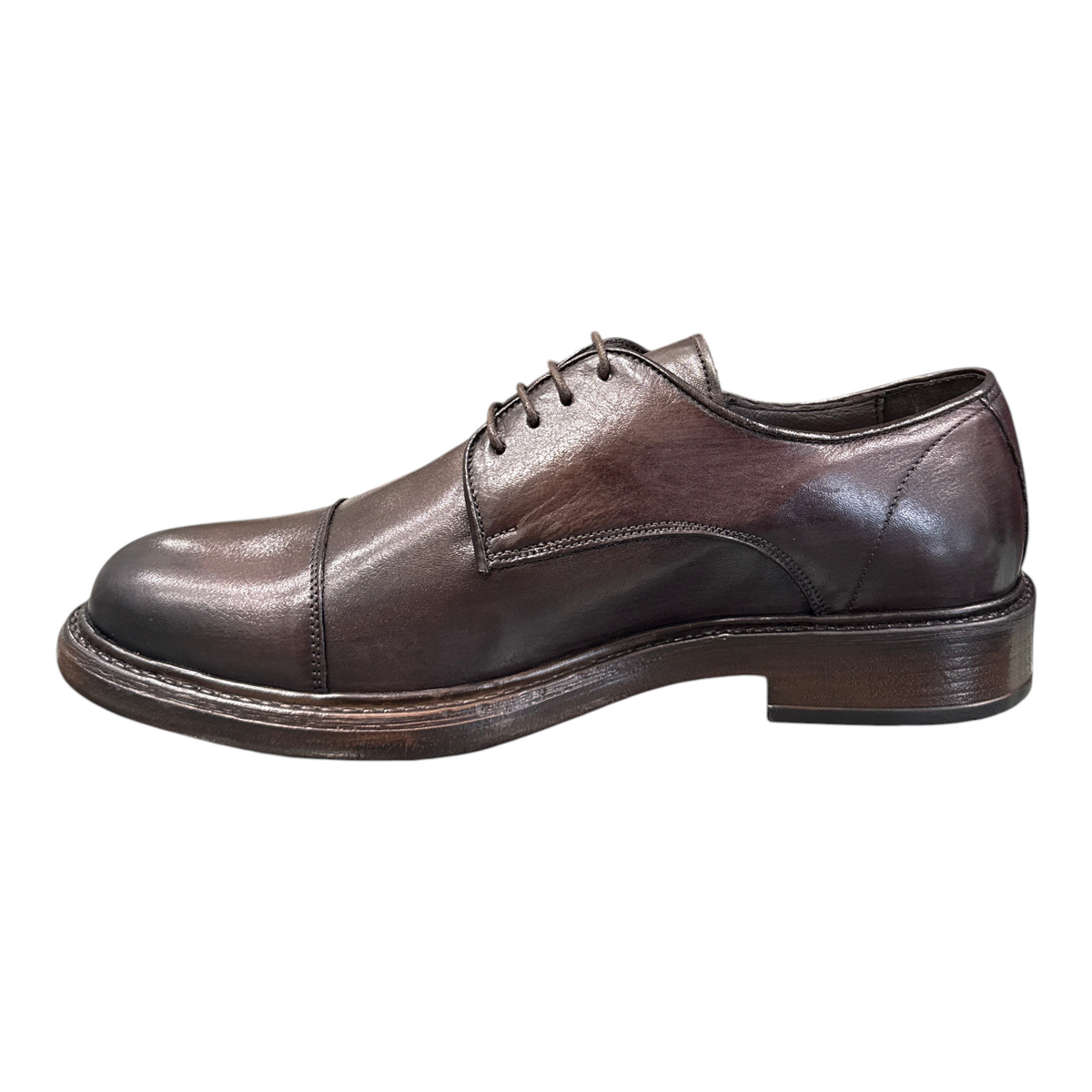 Scarpa stringata da uomo Exton in pelle morbida color castagno con punta arrotondata e suola classica