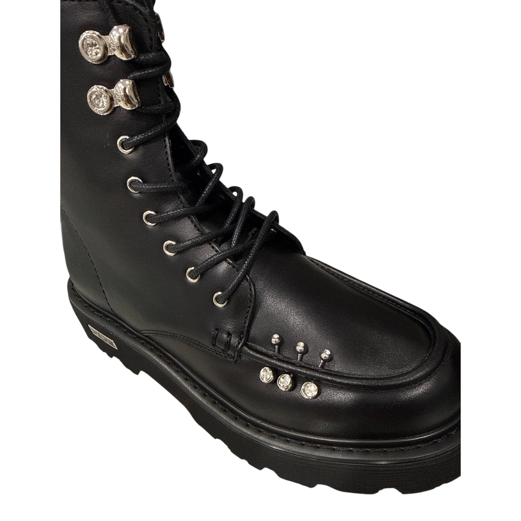 Anfibio donna NEED Cult in pelle nera con lacci, occhielli metallici e decorazioni di cristalli sulla punta