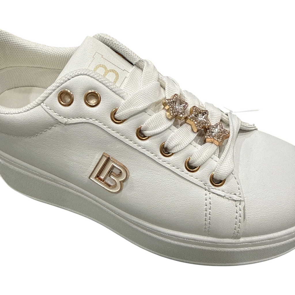 Sneakers bianche da donna NEED Laura Biagiotti con logo LB dorato, occhielli metallici e decorazioni a stella