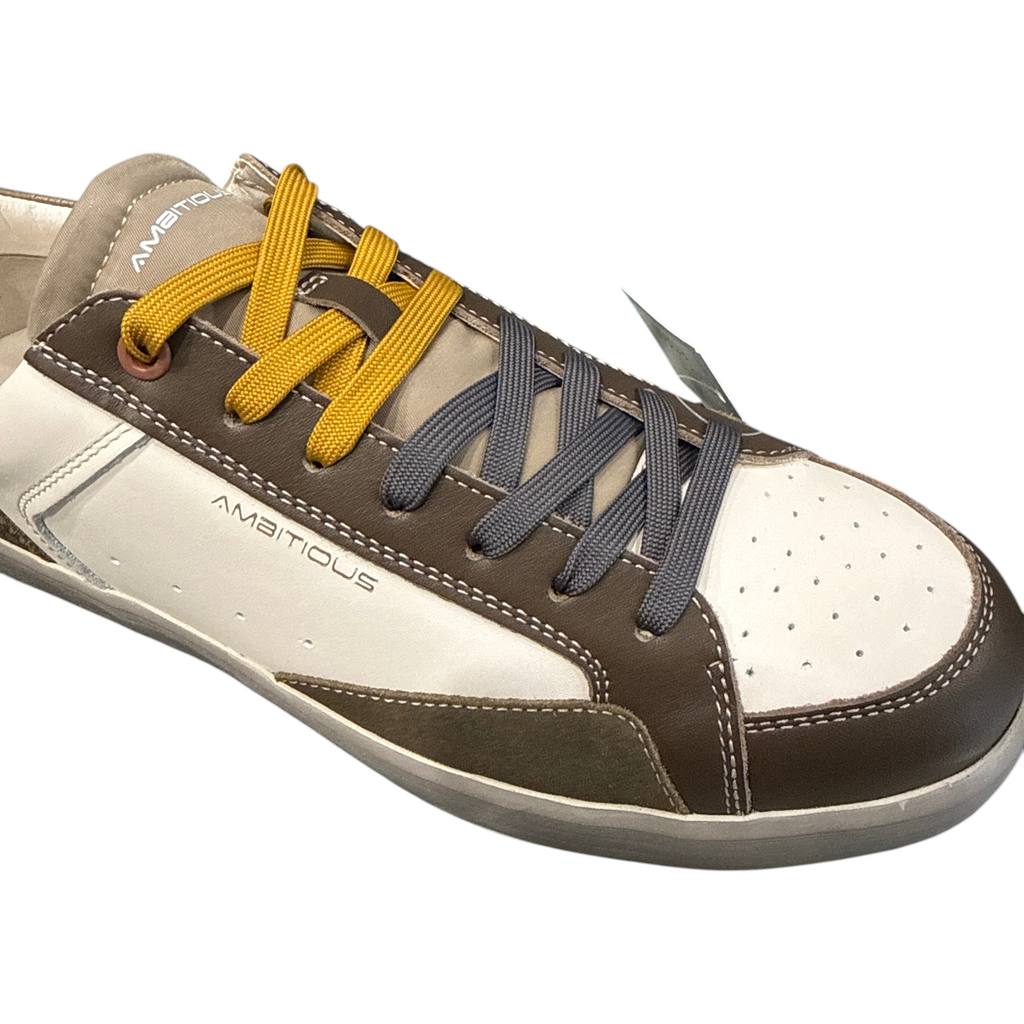 Sneakers uomo NEED Ambitious 14323A26 in pelle bicolore marrone e bianco con lacci gialli e grigi