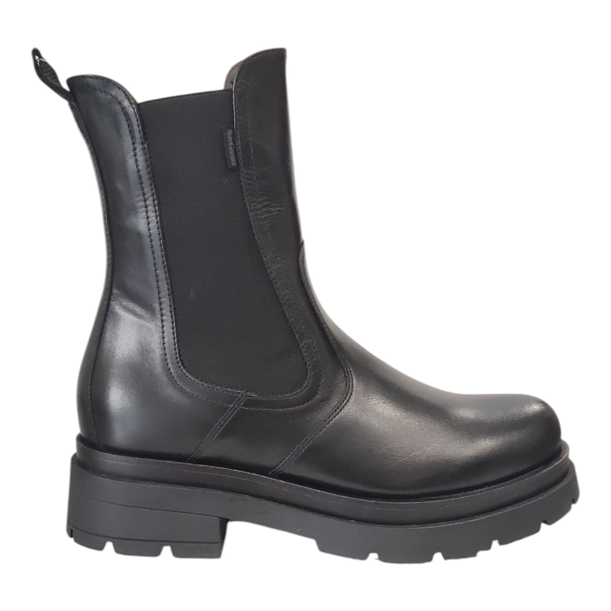 Stivaletto chelsea Nero Giardini da donna in pelle nera con suola carrarmato e inserti elastici laterali
